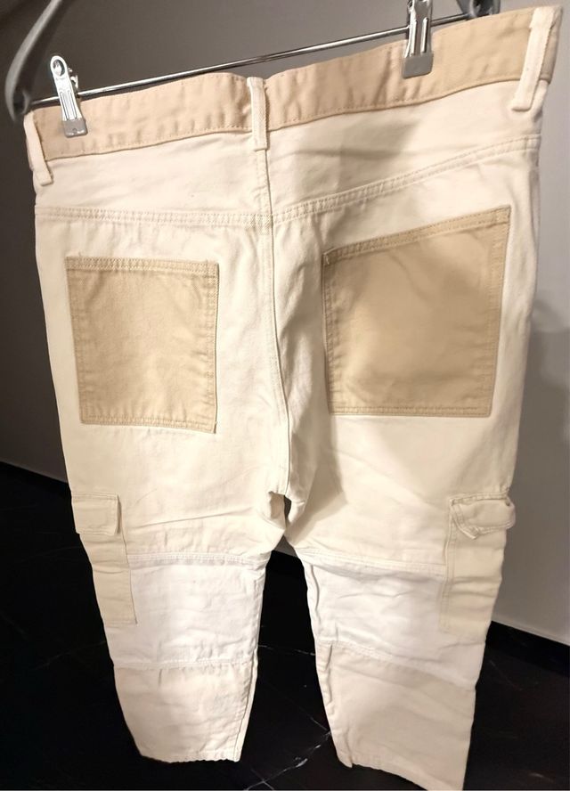 Vaqueros cargo Bershka beige/blanco T.44
