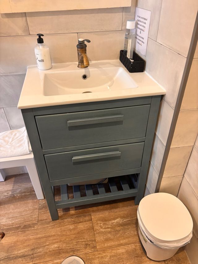 Mueble de baño gris y madera