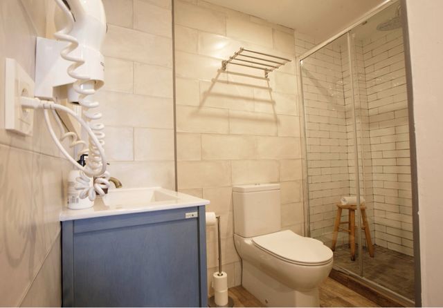 Mueble de baño gris y madera