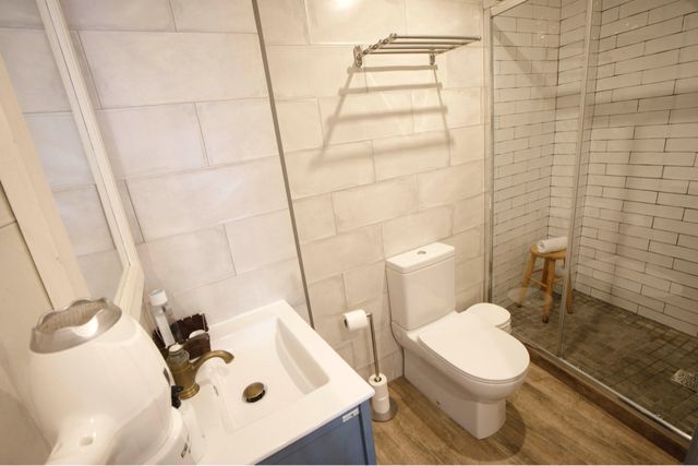 Mueble de baño gris y madera