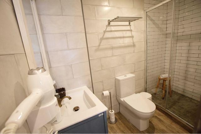 Mueble de baño gris y madera