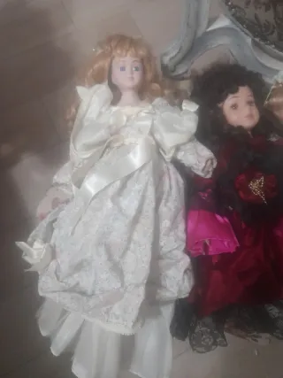 Tre bambole in porcellana