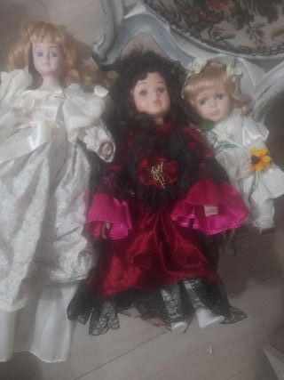 Tre bambole in porcellana