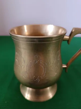 Jarra de cerveza de latón.