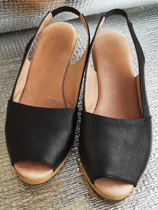 Alpargatas negras piel sintética