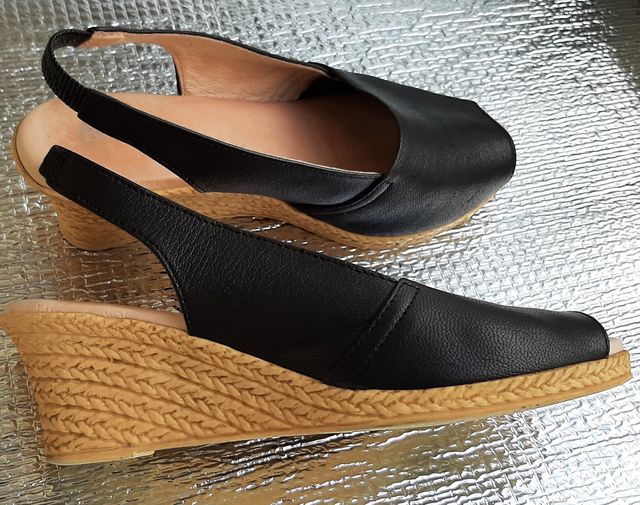 Alpargatas negras piel sintética