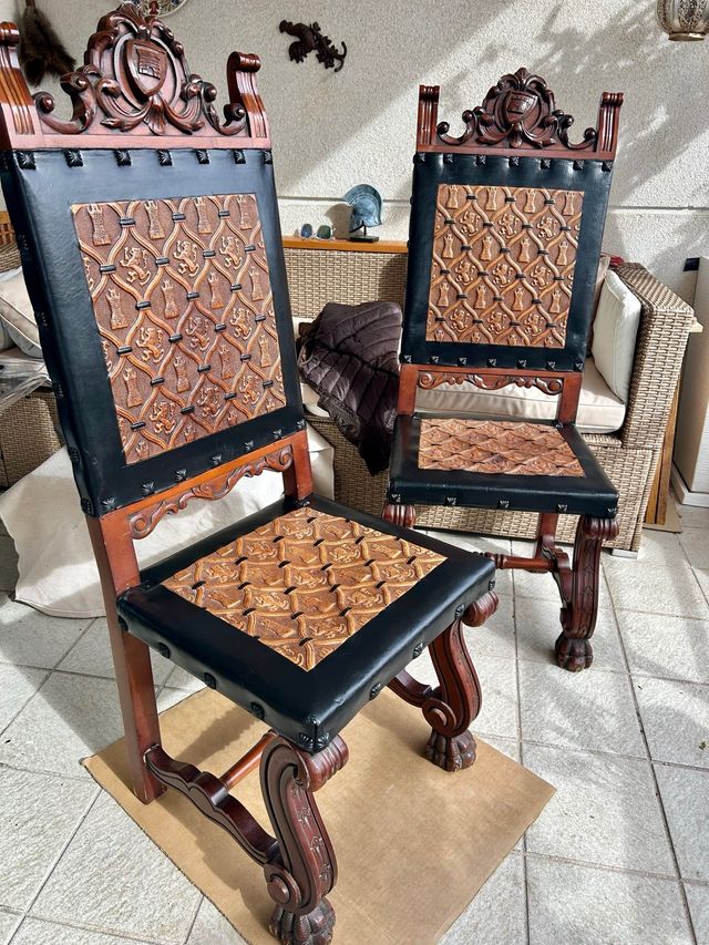 Sillas antiguas estilo medieval