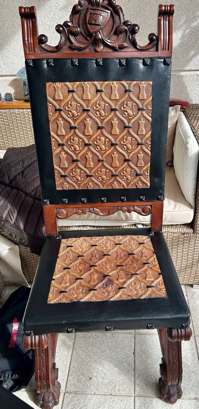 Sillas antiguas estilo medieval