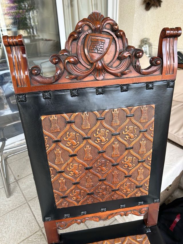 Sillas antiguas estilo medieval