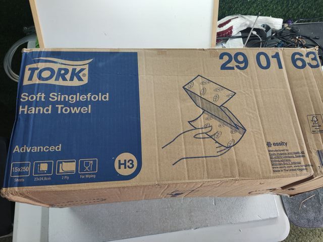 Toalhas de mão de papel Tork dobradas em V