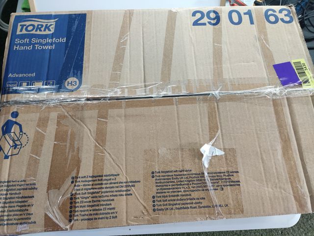 Toalhas de mão de papel Tork dobradas em V