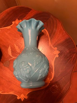 Vaso opaline azzurro con decoro floreale