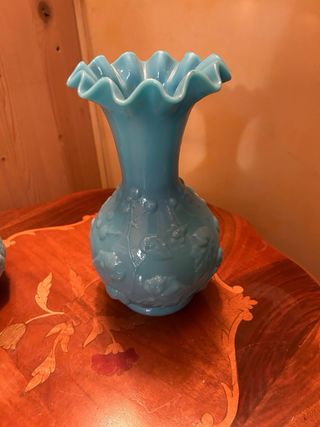 Vaso opaline azzurro con decoro floreale