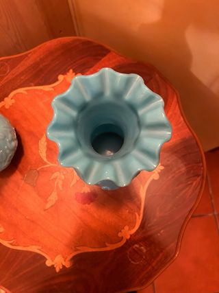 Vaso opaline azzurro con decoro floreale