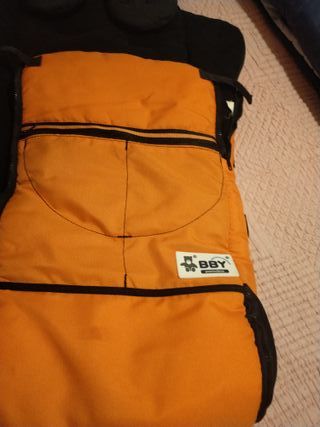 Saco para bebé con manoplas negras marca. . BBY