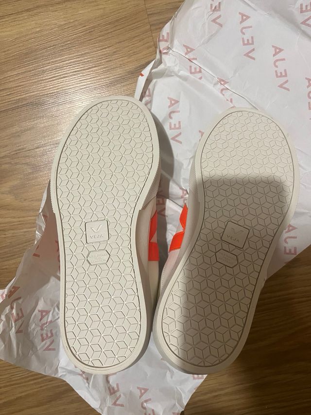 Zapatilla Veja velcro talla 39 unisex y niños.URGE