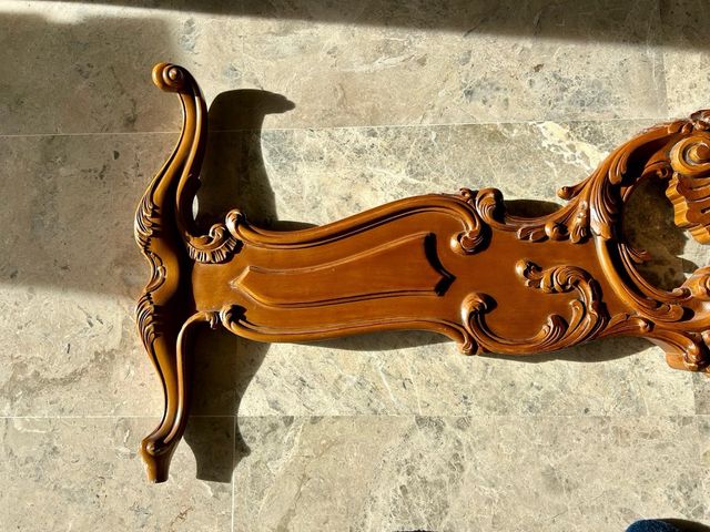 Pie de cama antiguo tallado