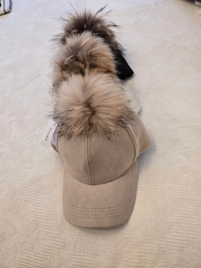 Gorra antelina beige con pompón pelo natural