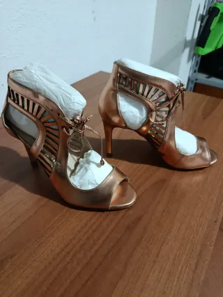 Scarpe con tacco oro