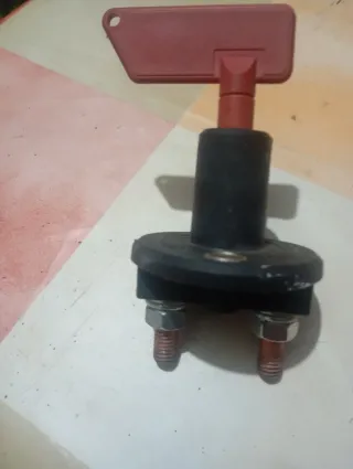 Stacca batteria con chiave rossa