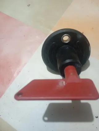 Stacca batteria con chiave rossa