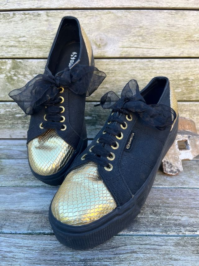 Sneakers Superga nere con dettagli oro