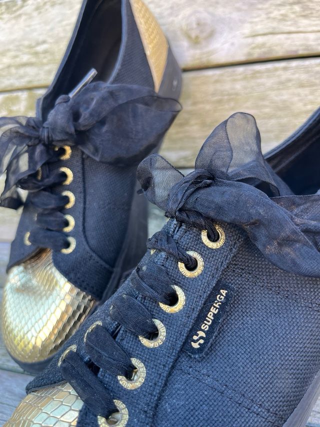 Sneakers Superga nere con dettagli oro