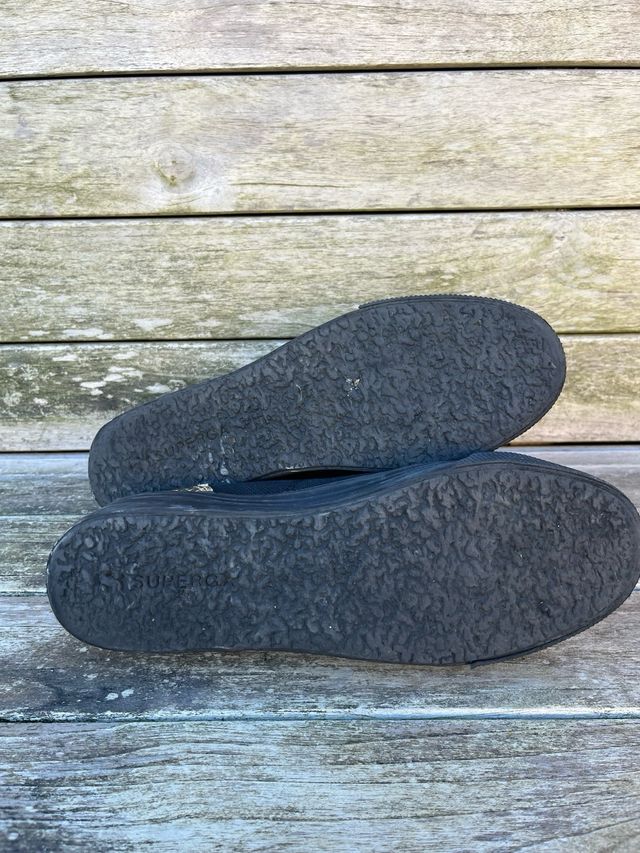 Sneakers Superga nere con dettagli oro