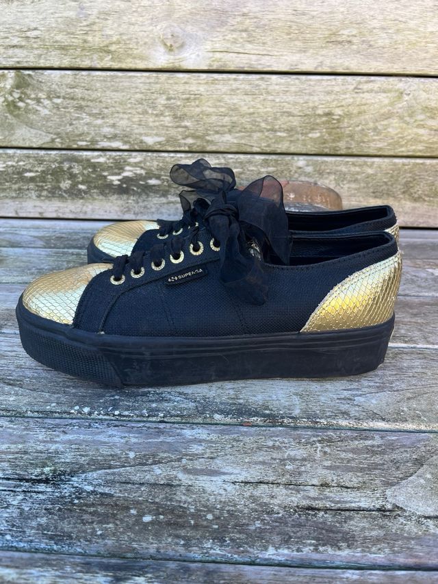 Sneakers Superga nere con dettagli oro