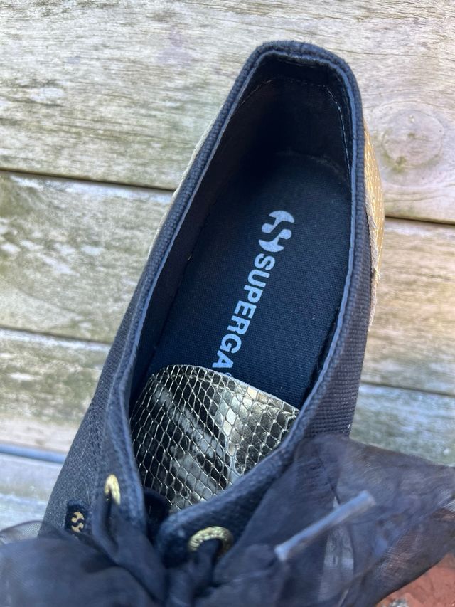 Sneakers Superga nere con dettagli oro