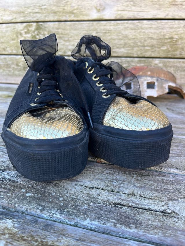 Sneakers Superga nere con dettagli oro