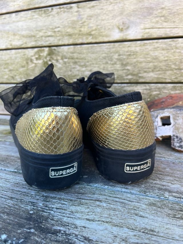 Sneakers Superga nere con dettagli oro