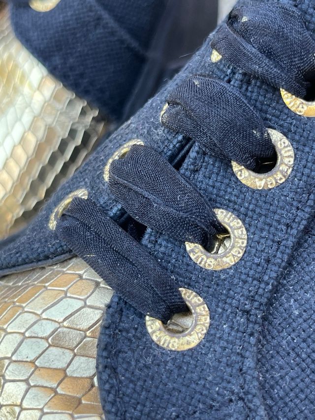 Sneakers Superga nere con dettagli oro