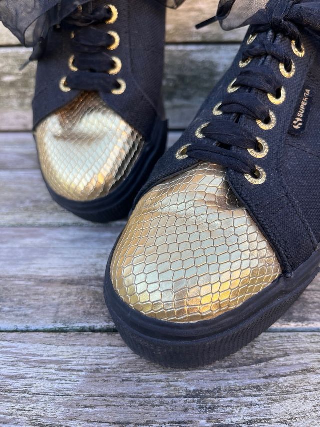 Sneakers Superga nere con dettagli oro