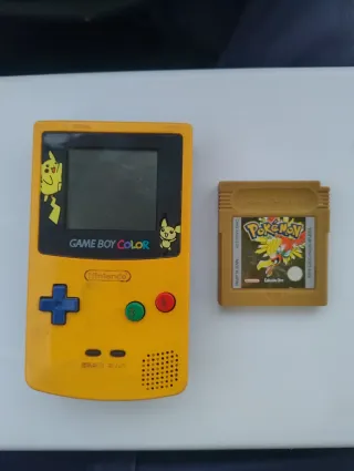 Game Boy Color Pikachu + Juego Pokémon Oro