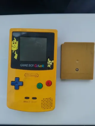 Game Boy Color Pikachu + Juego Pokémon Oro