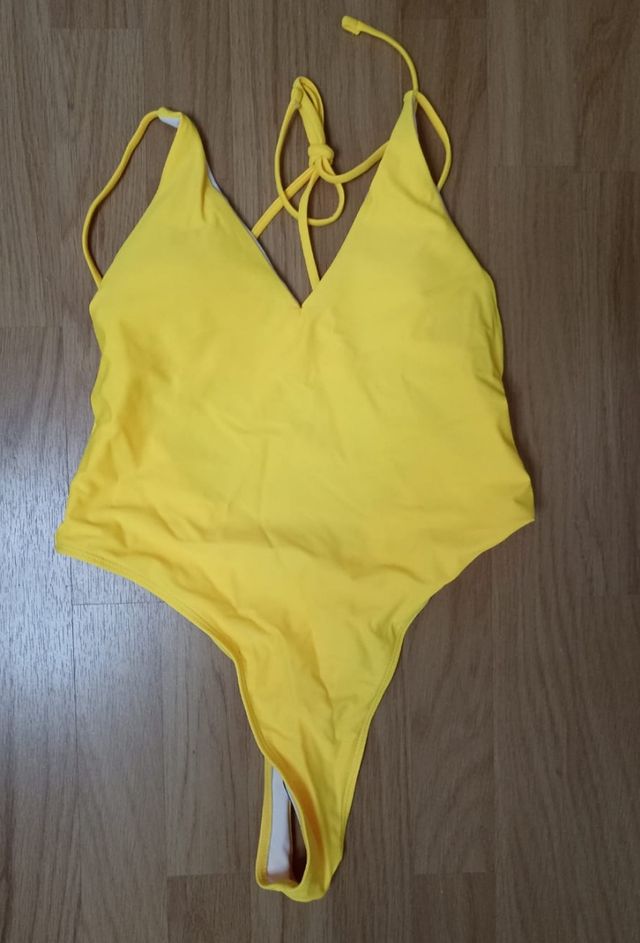 Bañador amarillo de una pieza