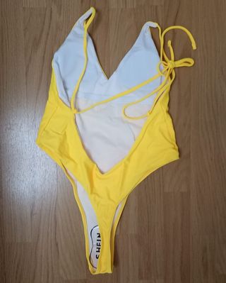 Bañador amarillo de una pieza