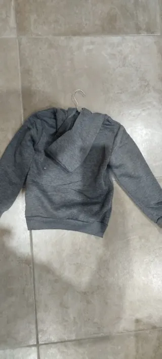 Felpa con cappuccio grigia con stampa 8 anni