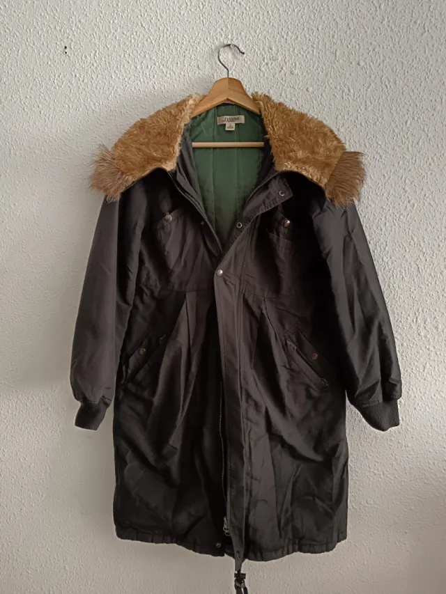 Chaqueta larga con capucha y pelo