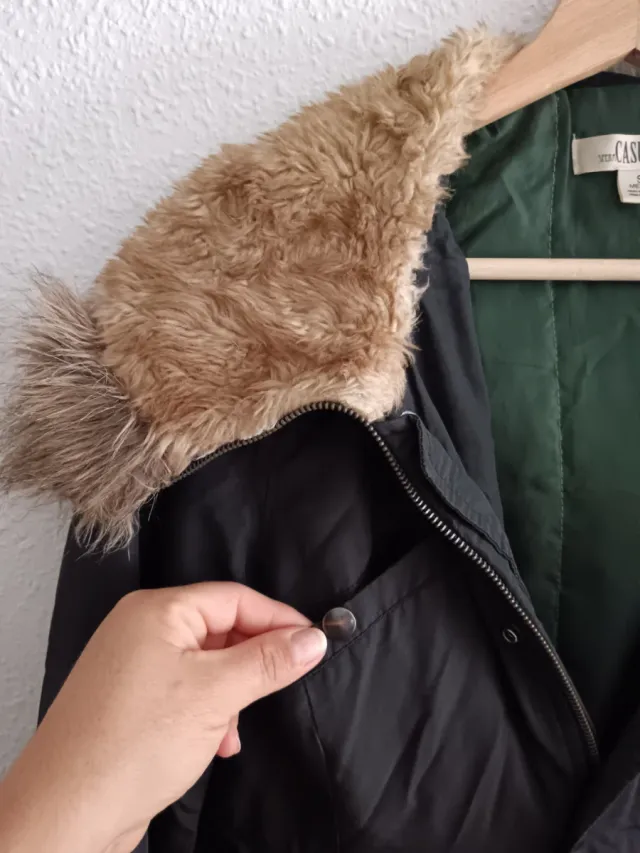 Chaqueta larga con capucha y pelo