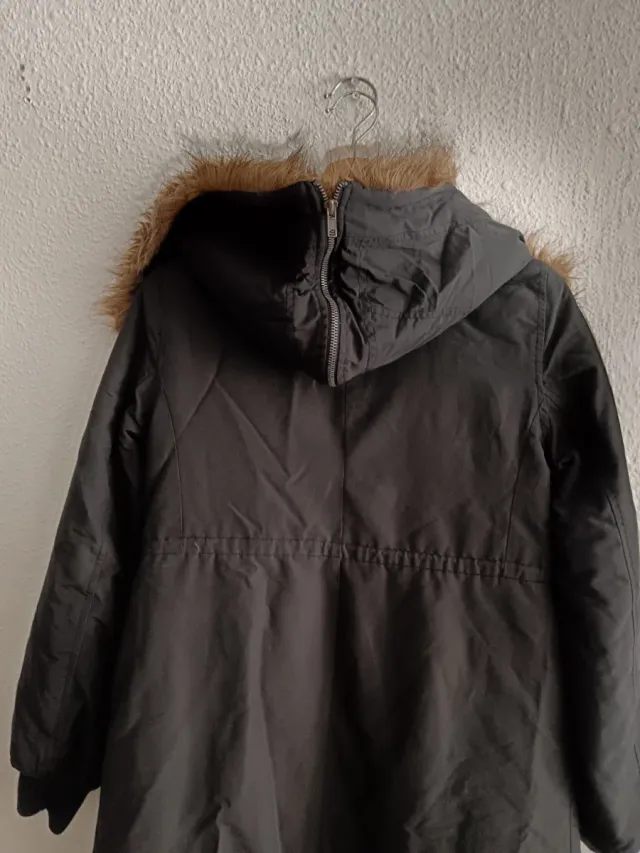 Chaqueta larga con capucha y pelo