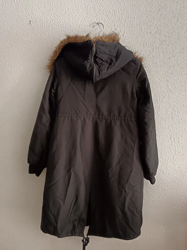 Chaqueta larga con capucha y pelo