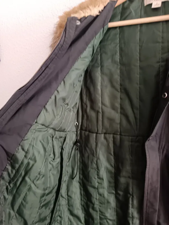 Chaqueta larga con capucha y pelo