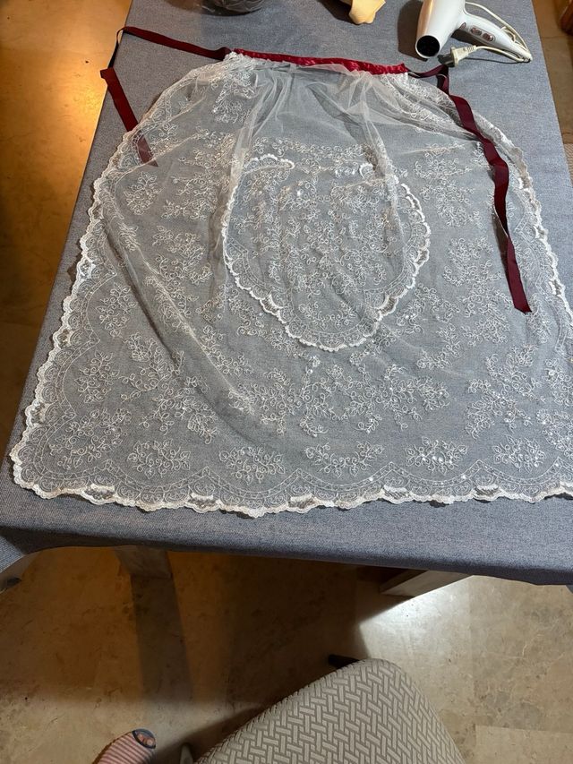 Manteletas fallera blancas con lentejuelas plata