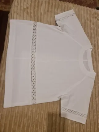 Blusón blanco con detalles de encaje.