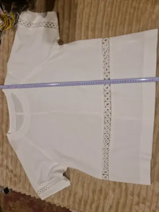 Blusón blanco con detalles de encaje.