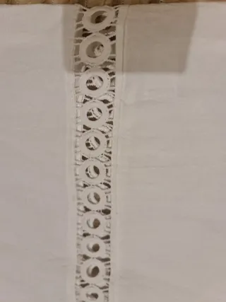 Blusón blanco con detalles de encaje.