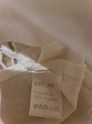 Blusón blanco con detalles de encaje.