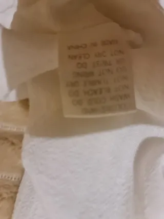 Blusón blanco con detalles de encaje.